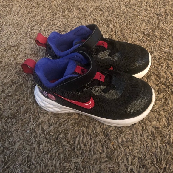 Nice Nike shoes - Picture 3 of 6